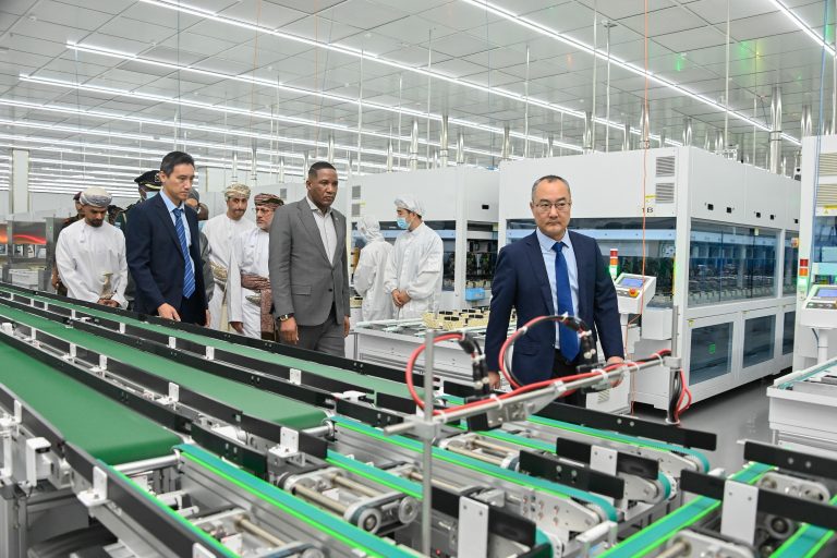 رئيس بوتسوانا يزور ميناء صحار والمنطقة الحرة