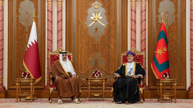 جلالة السلطان يستقبل أمير قطر ويبحثان تطوّرات الأحداث في المنطقة