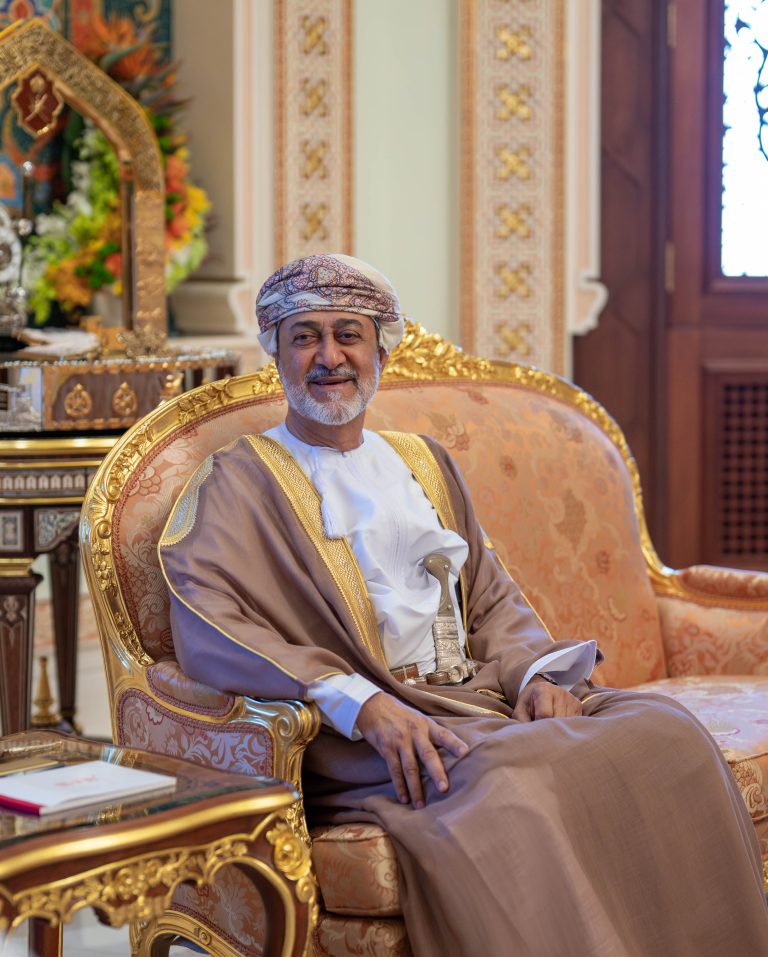 منح جلالةُ السُّلطانِ المعظّم وسام “قلادة السّياحة العربيّة”