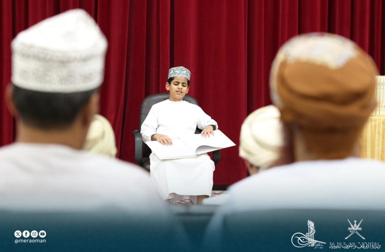 “الأوقاف” توزّع نسخًا من “مصحف مسقط” بطريقة برايل للطلبة المكفوفين