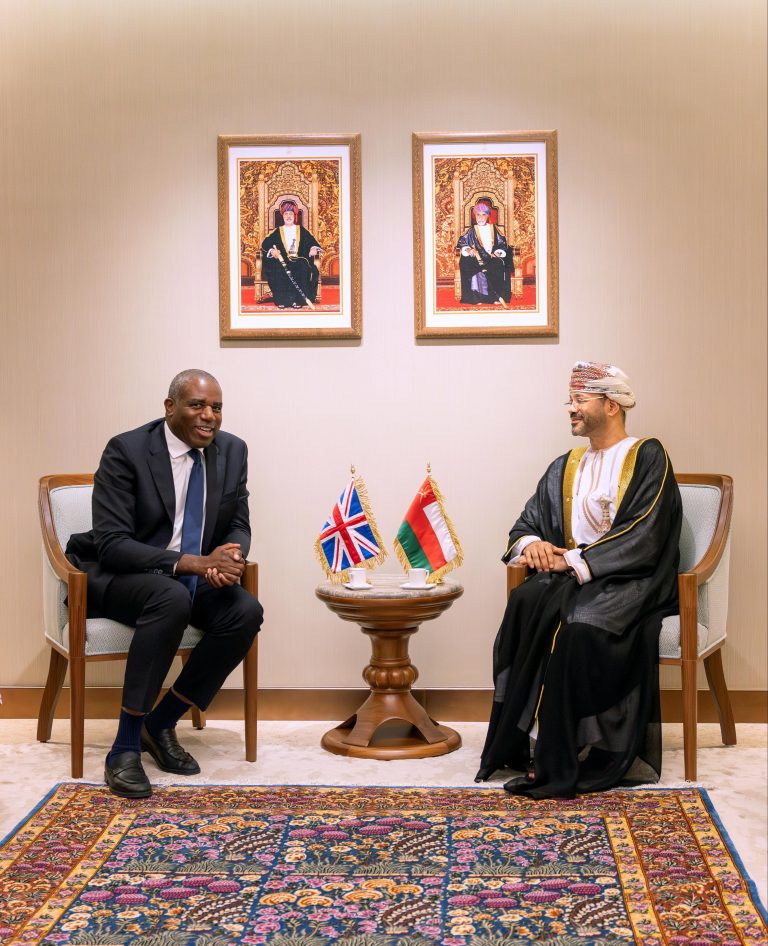 عمان والمملكة المتحدة تؤكدان أهمية سلامة الملاحة البحرية
