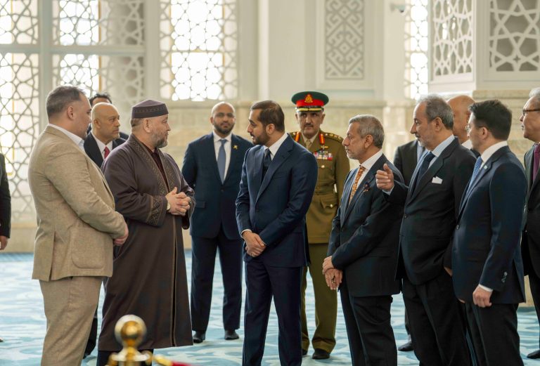سمو السيد ذي يزن يزور الجامع الكبير بكازاخستان