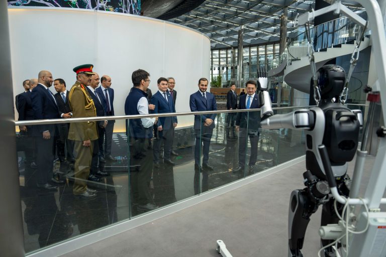 سُموُّ السّيد ذي يزن يزور مركز أستانا المالي والمركز الدّولي للذكاء الاصطناعي