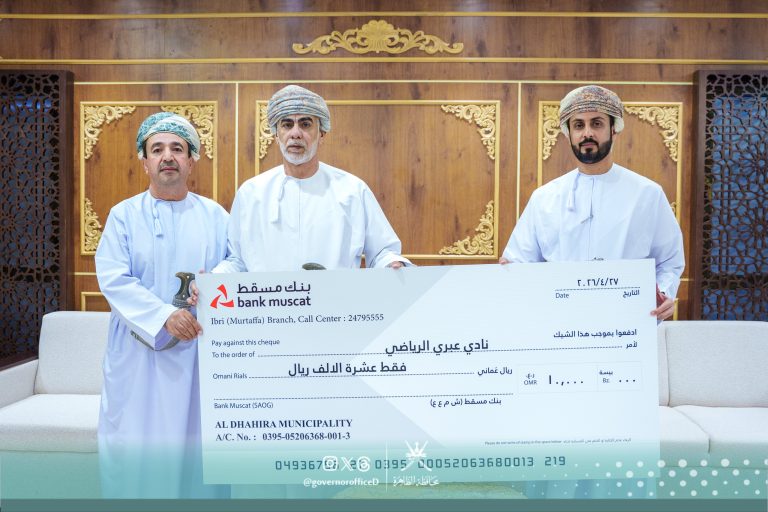 محافظ الظاهرة يقدم دعمًا ماليًا لنادي عبري