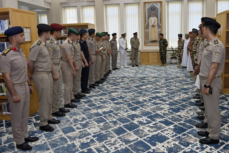 وفد عسكري مصري يصل سلطنة عمان