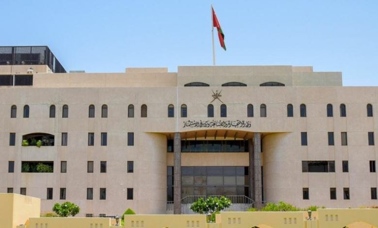 وزارة التجارة تُحذر المكتبات ومراكز الخدمات بسبب “الاستشارات القانونية”