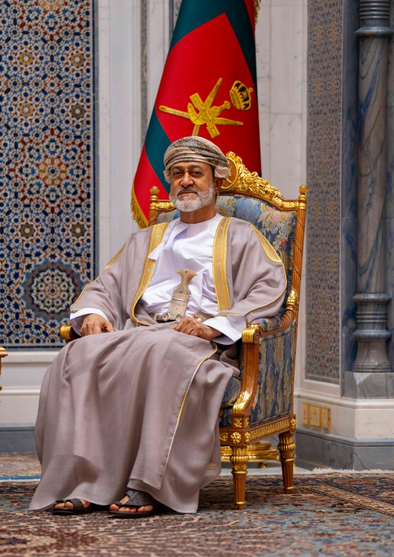 منح سلطان عُمان وسامَ التميز الثقافي العربي من الفئة السامية