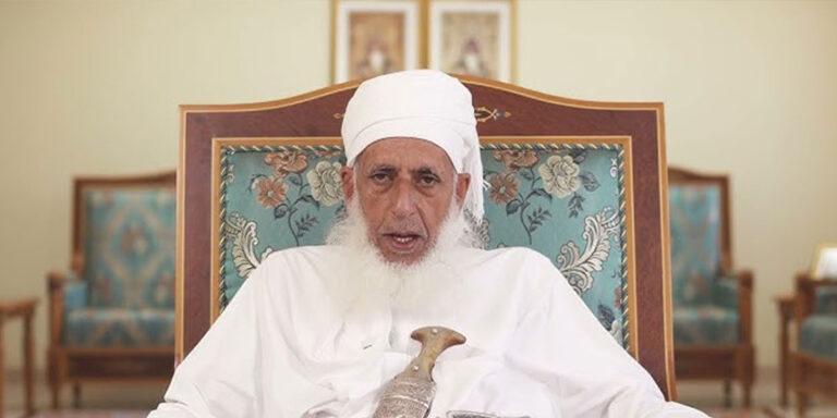 الشيخ أحمد الخليلي يدعو الأمة للترفع عن أسباب النزاع والشقاق