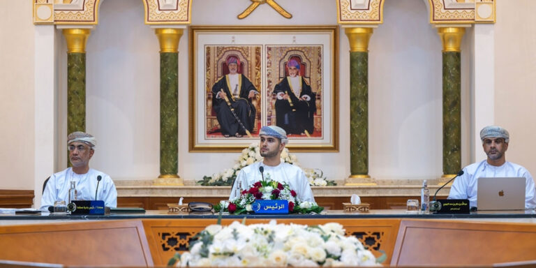 “بلدي مسقط” يناقش الخدمات الصحية وتطوير المرافق وضوابط سكن العمال