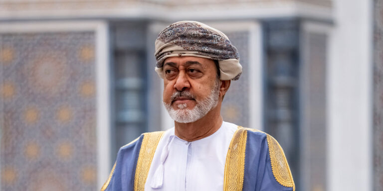 جلالة السلطان يمنح أوسمة سلطانية لعدد من الشخصيات